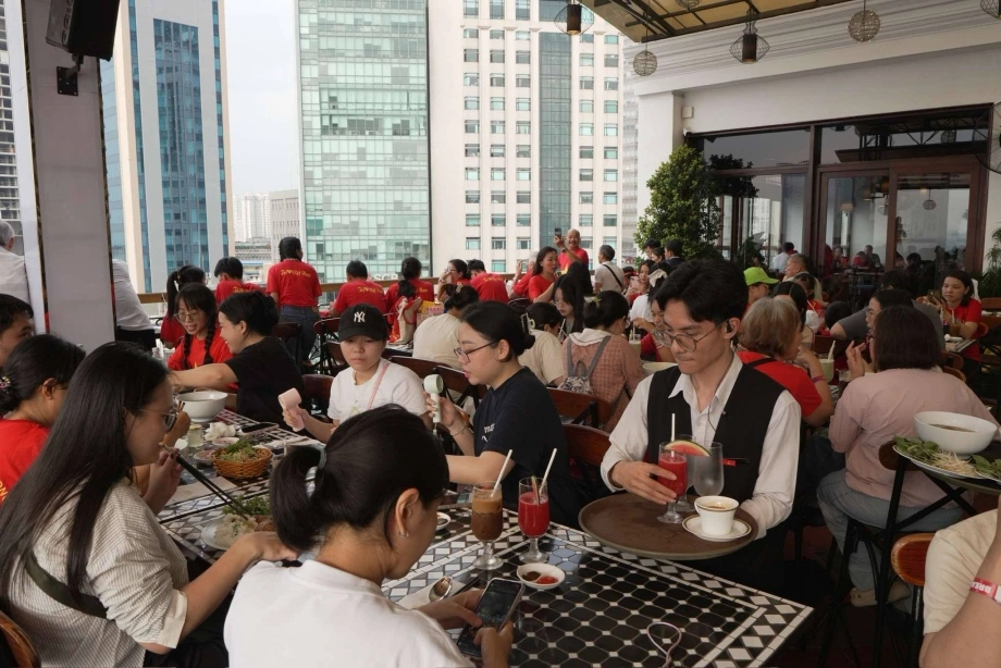 Tình trạng quá tải tại các quán ăn